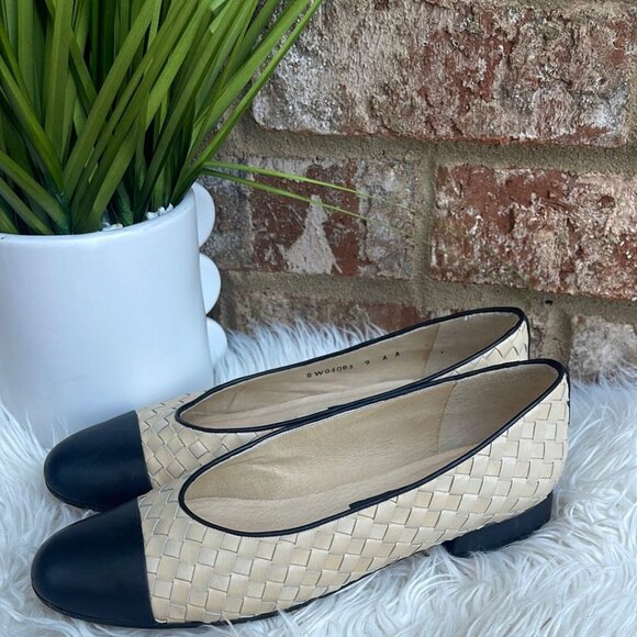 STUART WEITZMAN Women's Flat Tan & Black Shoes Size 8 - Picture 3 of 6